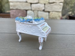 Miniatűr porcelán zongora, levehető tetővel  5 cm magas