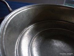 Újszerű modern művészi bronz edény, szignált  680 g