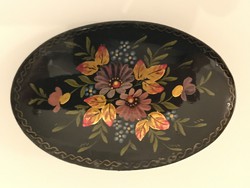 Kézzel festett régi orosz virágmintás kitűző, 6 x 4,5 cm