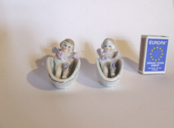 Régi antik picike, mini porcelán baba fürdőkádban vagy kosárban-2 db egyben, az egyik morcosabb