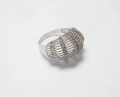 Modern, filigrán, köves ezüst gyűrű.