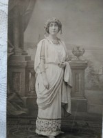 Antik magyar műtermi fotó/fotólap, hölgy görög stílusú jelmezben/ruhában 1914