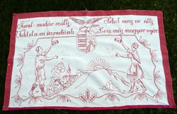 Antik néprajzi hímzett kézimunka irredenta mintás szöveges magyar címer falvédő dekoráció 86 x 52 cm