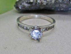 Szépséges ezüst gyűrű  csiszolt kővel