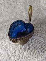 Fém kínáló szív alakú kék üveggel