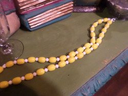 60 cm-es , sárga és fehér üveggyöngyökből álló , retro nyaklánc .Hidegebb a színe mint a képeken 