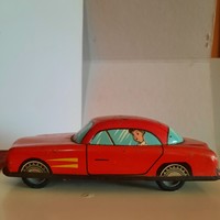 Piros lemez lendkerekes játék autó