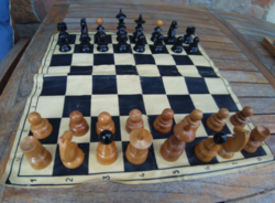 Antik fa sakk a 30 -40 es évekből ,  + ajándék kétoldalas játék tábla