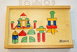 Festett színes építőkocka, saját fa dobozában (30 db-os)