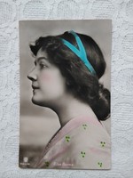 Antik kézzel színezett fotólap/képeslap hölgy kék szalaggal Else Berna színésznő 1910 körüli