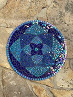 Drozdik Ili grafikus gyöngyház fényű kék üveg mozaik mandala falikép egyedi tervezés