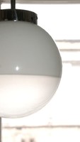 Bauhaus - Art Deco nikkelezett mennyezeti lámpa felújítva - savmart-tejüveg kombinációjú gömb búra