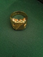 Férfi pecsétgyűrű, 18karátos arany, dúsan díszített, 8,4gramm.