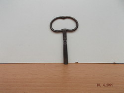  Rugóhuzamú faliórához felhúzó kulcs. Vasból készült régi kulcs. ---1---