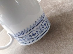 Hófehér porcelán csésze, kék csipke mintával