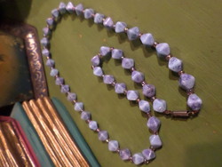 54 cm-es kopott hatású kék és lüszteres , apró , rózsaszín üveggyöngyökből álló , retro nyaklánc .