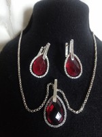 Csodálatos ezüst garnitúra rubin színű kővel