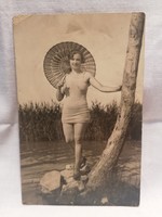 Hölgy napernyővel vízparton régi fotó