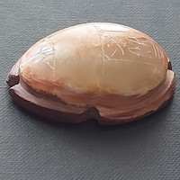 Egyiptomi márványból faragott kézműves scarabeus dísz, dísztárgy