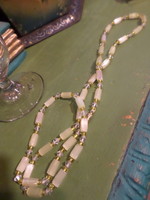 65 cm-es , sárgás színű , régi nyaklánc lüszteres , hántolt üveggyöngyökből és apró kristályokból .