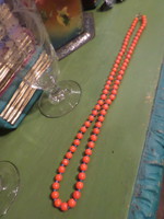 60 cm-es , rendkívül tüzes narancssárga és apró, türkiz színű üveggyöngyökből álló, retro nyaklánc .