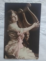 Antik német, kézzel színezett fotólap/képeslap hölgy hárfával/hárfa/hangszer 1908