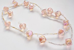 Üveg gyöngyökből készült nyaklánc irizáló gyöngyökkel