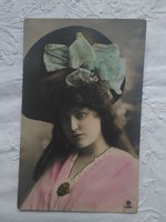 Antik, kézzel színezett, fotólap/képeslap hölgy kalapban, masni, rózsaszín-türkiz alapszínek 1907