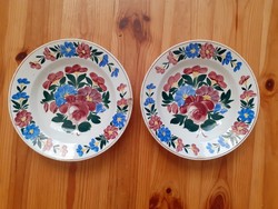1920-as évek. Kispesti fali tányér pár. Kézzel festett. 1 ft -ról
