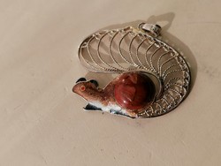 Különleges ezüst tűzzomancos mókus medál jáspis kővel díszítve 925