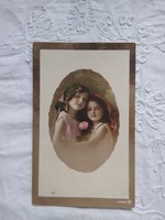 Antik, kézzel színezett, fotólap/képeslap szépséges fejkendős kislányok rózsával/rózsa 1916