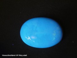 Természetes, csiszolt kék borostyán mintadarab. 3,82 gramm. Fluoreszkáló UV-reaktív fosszília.