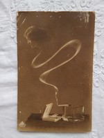 Antik szépia erotikus fotólap/képeslap hölgy füstfelhőben, cigaretta 1913