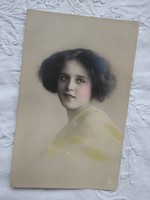 Antik, kézzel színezett, fotólap/képeslap fiatal hölgy/lány csodaszép darab 1909