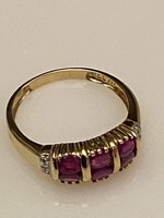 Eladó sárga arany 9 kt. női gyűrű, egyedi berakásos gyönyörű rubin kövekkel.