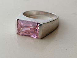Ezüst letisztult stílusú gyűrű pink rózsaszínű kővel díszítve 925