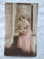 Antik, kézzel színezett, fotólap/képeslap fiatal lány rózsaszín ruhában, ablak, függöny 1913