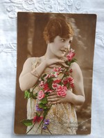 Antik kézzel színezett romantikus fotólap/képeslap hölgy csipke ruhában, rózsa 1930
