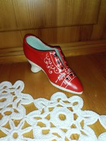 Red shoes....Faience.