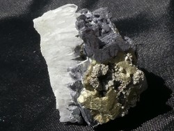 Pirit és Galenit a Kvarc kristályos kőzeten - természetes ásvány kombináció. 92 gramm