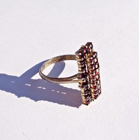 Sok gránátköves aranyozott gyűrű