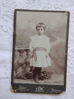 Antik magyar CDV/vizitkártya kislány ugrálókötéllel Adler Budapest műtermi fotója 1904