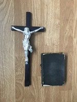 Nagyméretű fém kereszt falra akasztható és énekes imakönyv