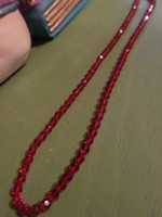 60 cm-es , fazettált , piros üveggyöngyökből álló nyaklánc .