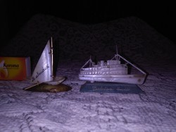 Retro Balaton szuvenír - két darab együtt - Balatonalmádi kagyló vitorlás és Balatoni műanyag hajó