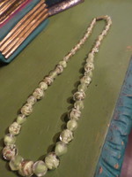 50 cm-es , pasztell zöld és csillogó réz színű , kézműves üveggyöngyökből álló nyaklánc .