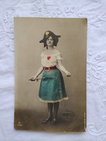 Antik angol kézzel színezett romantikus fotólap/képeslap hölgy kalapban, karddal 1910-es évek