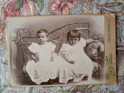 Kabinetfotó, vizitkártya: Iker kislányok  1870 körül, Nagykároly