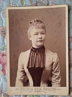 Kabinetfotó, vizitkártya: Hölgy 1880 k.