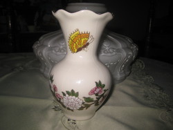 Zsolnay . A rövid ideig működő  ,Mattyasovszky- Zsolnay Manufacturában  gyártott szép váza